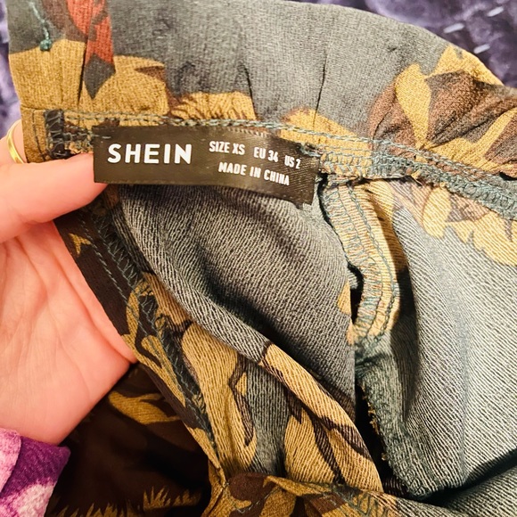 Elegant Dress with Long Sleeves - Picture 2 of 2